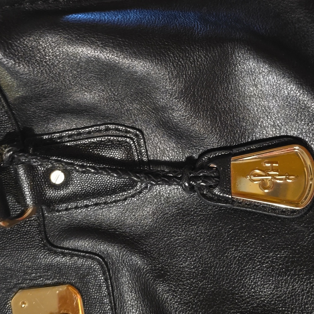 Elegant Black Leather Handbag - Picture 8 of 11